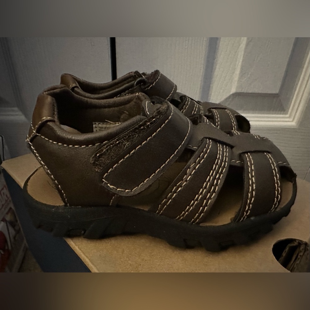 NIB Magellan Brown Leather Sandals Size 6M.